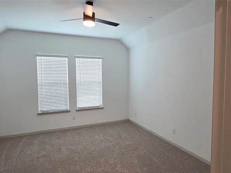 1014 Stockton Dr — Photo 4