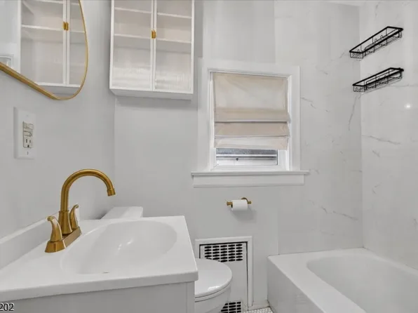 7 Laurel Pl, East Rutherford Boro, NJ 07073