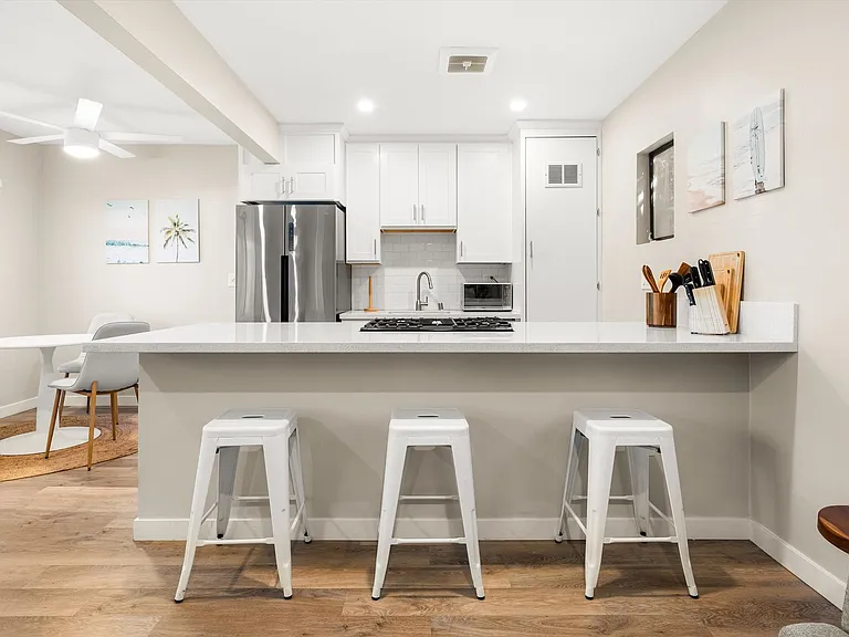 221 Bath St — Photo 14