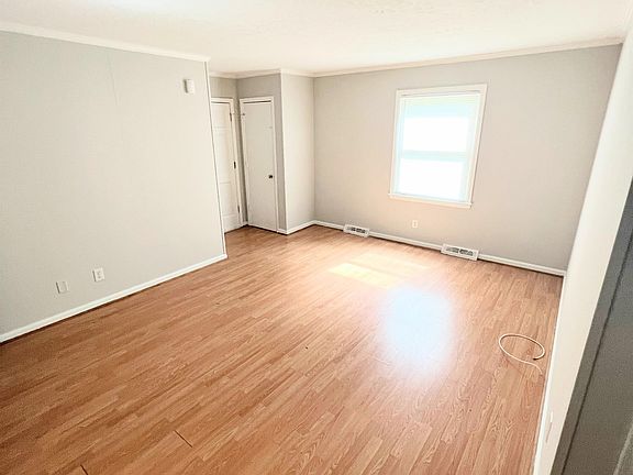 4th image of 1039 Oakmont Cir APT B