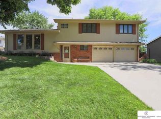 806 Galway Cir, Papillion, NE 68046