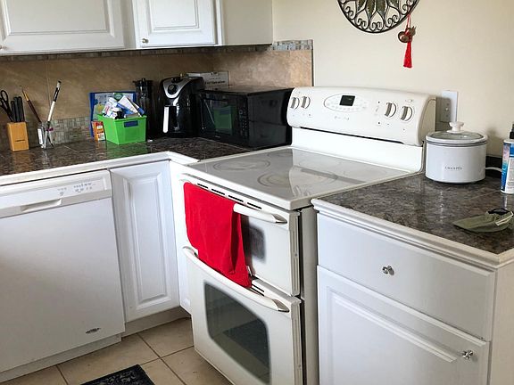 Kitchen occupied, w/double oven.