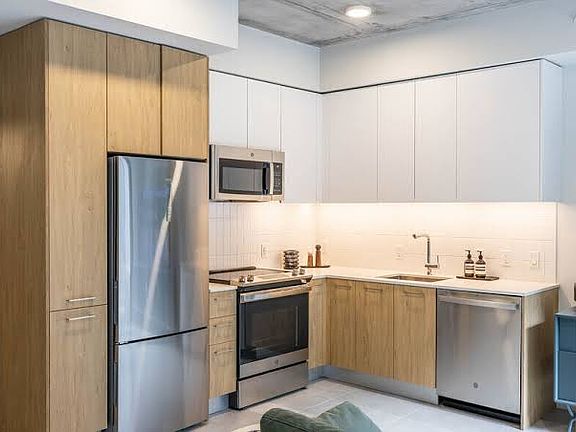 5th image of 330 NW 29th St #111