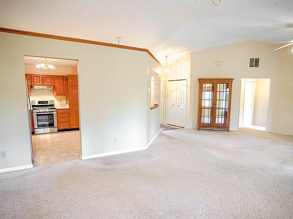 5th image of 608 Bur Oak Ct W