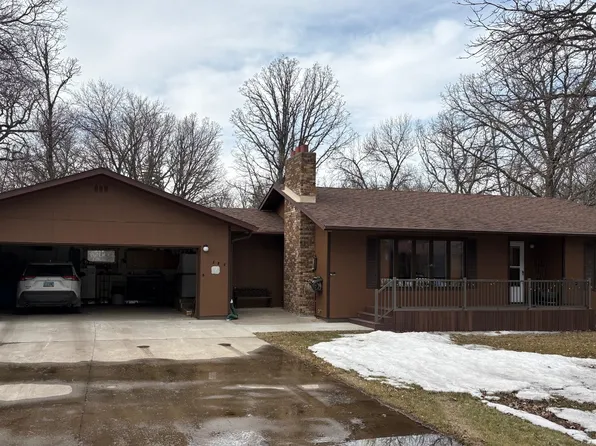 117 Woodglen Dr, Devils Lake, ND 58301