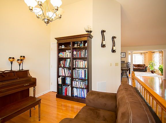 4th image of 1764 Park Lawn Dr