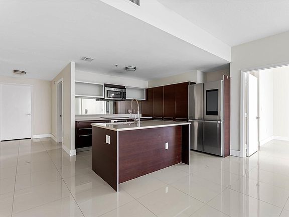 4th image of 1900 N Bayshore Dr APT 3702