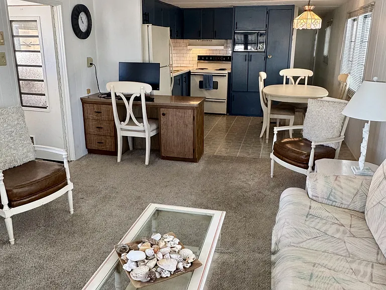 604 Locarno Dr — Photo 2