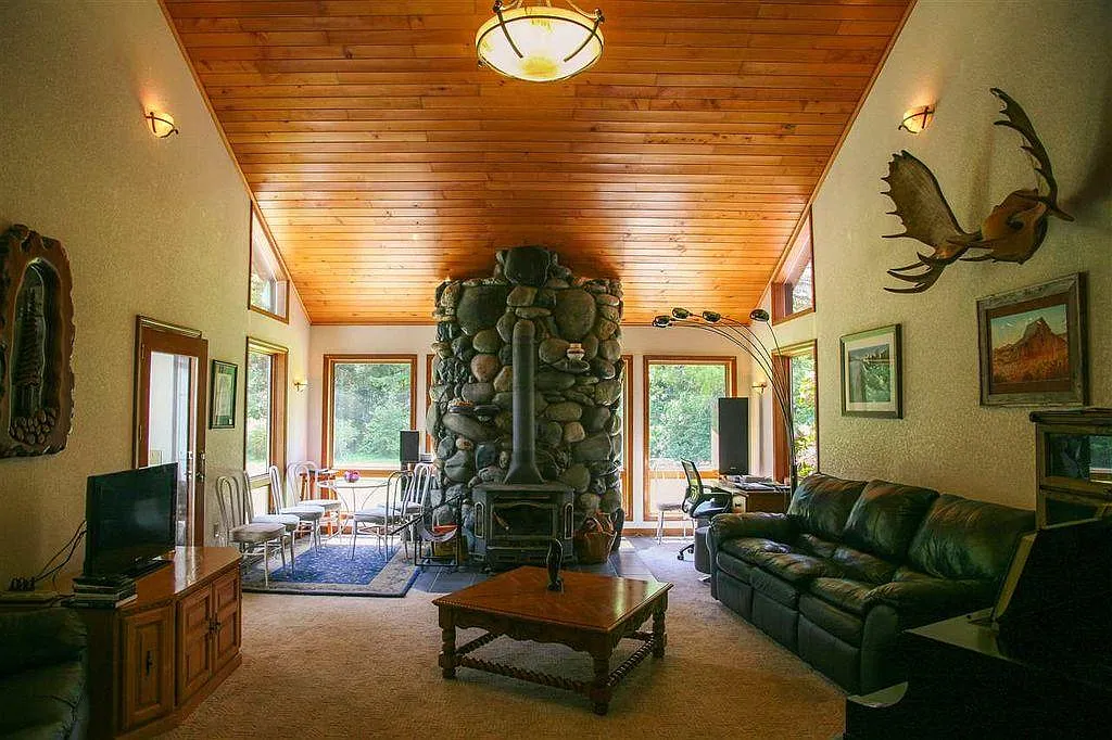 1001 Malaney Dr — Photo 2