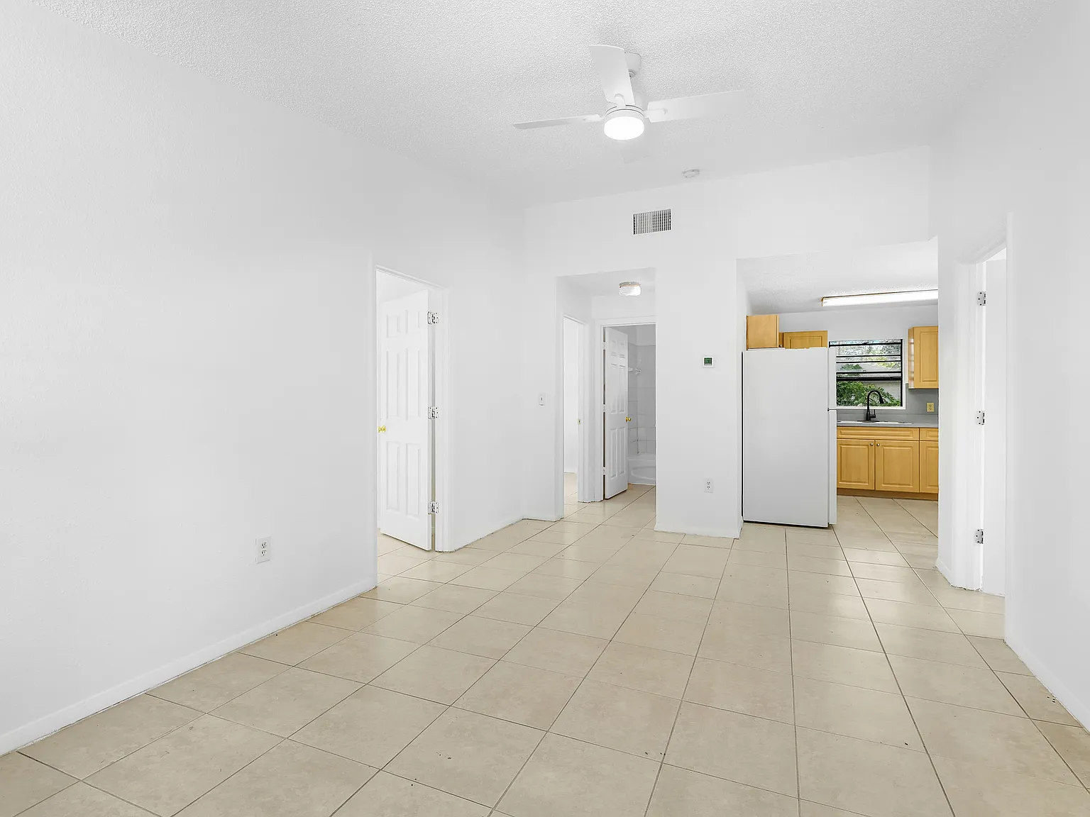 3 bed, 986 sqft, $2,000 — Photo 4