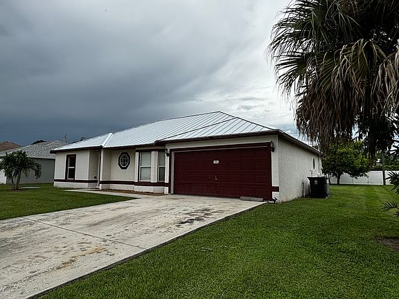 3rd image of 1581 SW Dycus Ave