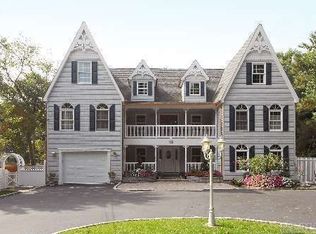 982 Baldwin Path, Dix Hills, NY 11746