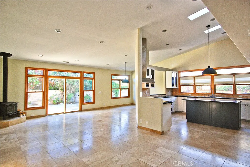 3 bed, 2.5 bath, 1695 sqft, $5,000 — Photo 2
