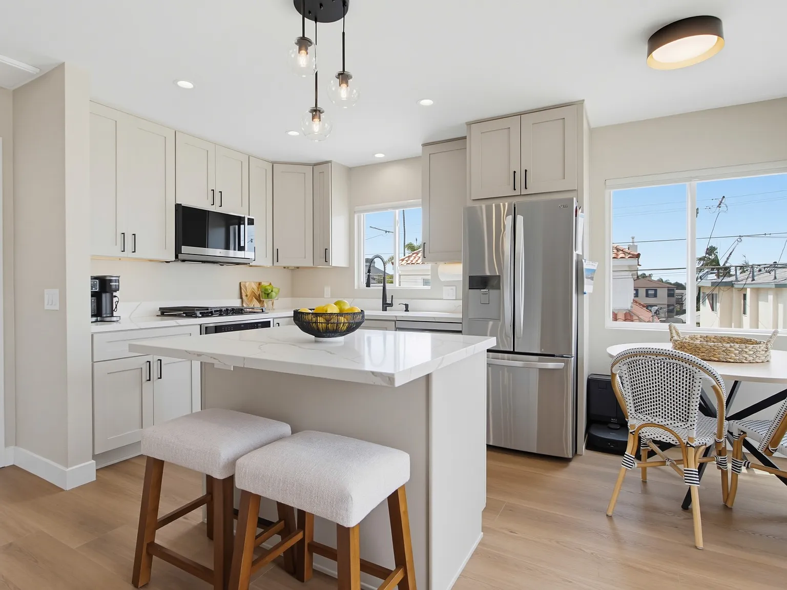 2 bed, 850 sqft, $7,500 — Photo 3