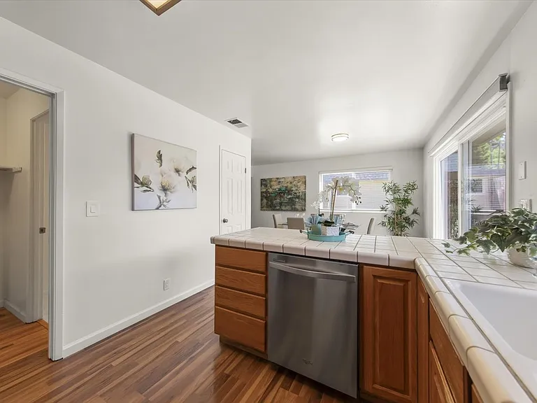 1811 Queen Victoria Way — Photo 11