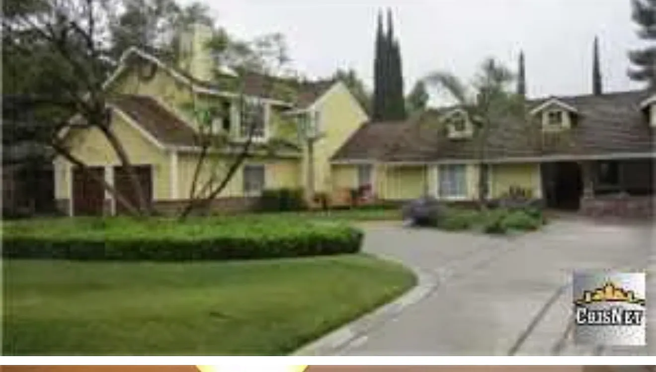 3 bed, 2.5 bath, 2700 sqft, $3,900 — Photo 2