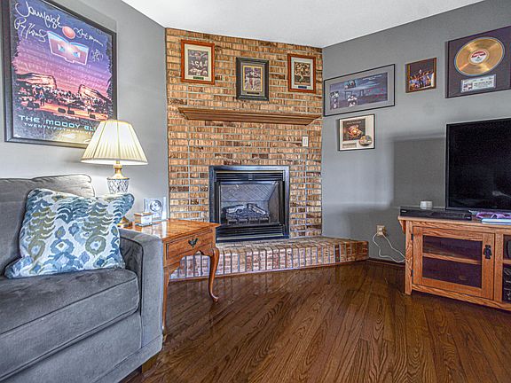 4th image of 9344 Buchanan St