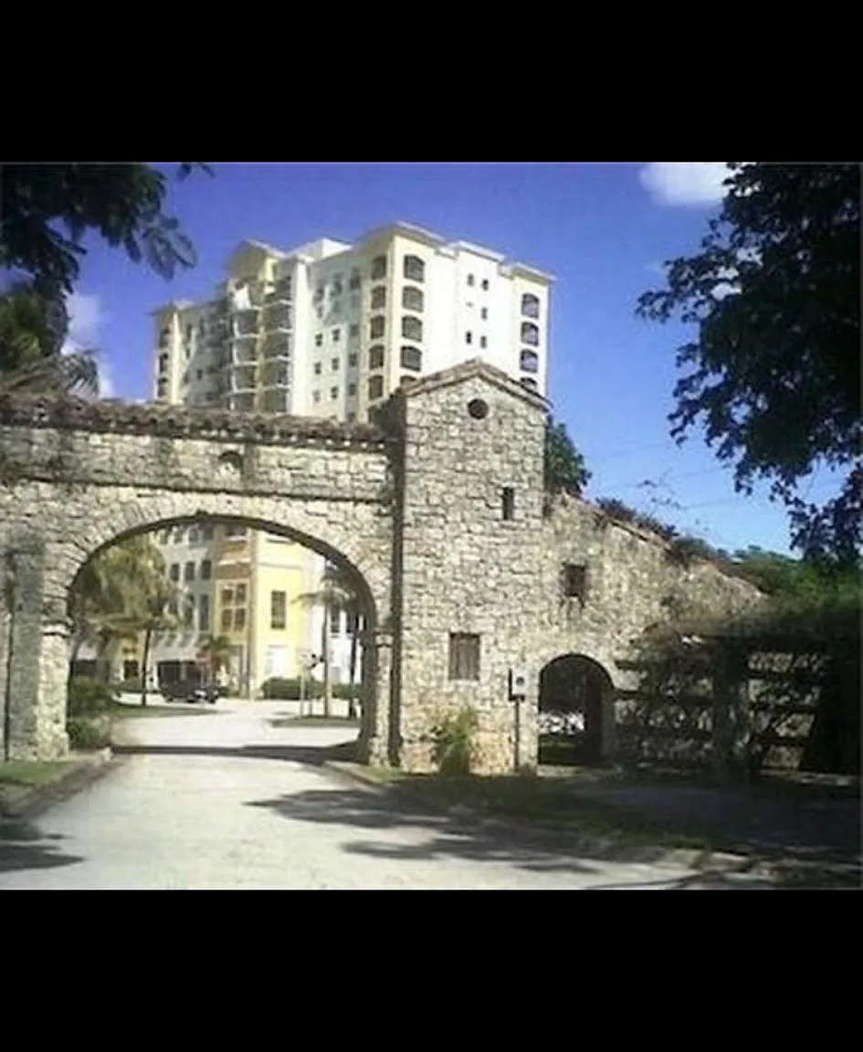 2 bed, 779 sqft, $2,400 — Photo 2