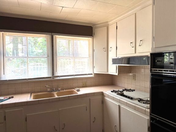 KITCHEN WITH GAS STOVE