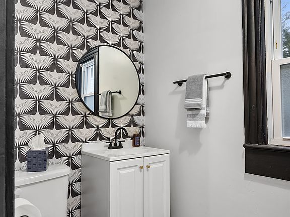4th image of 34 Asbury St
