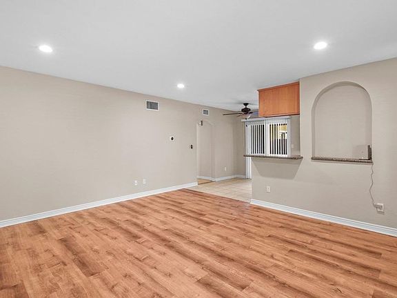 5th image of 1000 Estes St Unit 51
