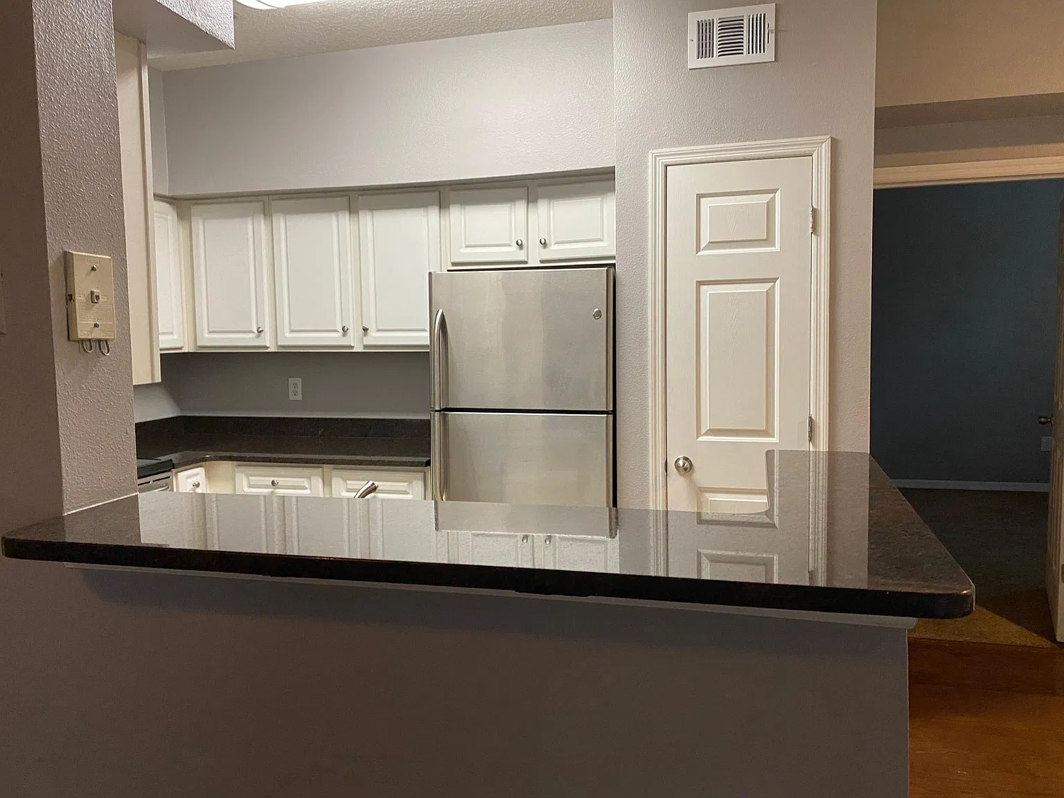 1 bed, 1044 sqft, $1,900 — Photo 3