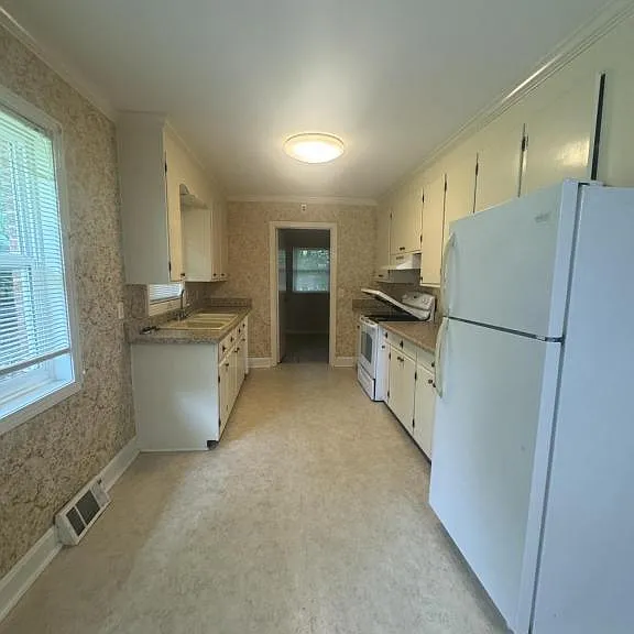 1103 W College St — Photo 6