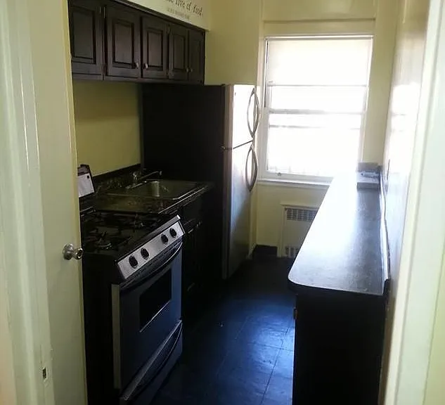 230 Farmington Ave — Photo 11
