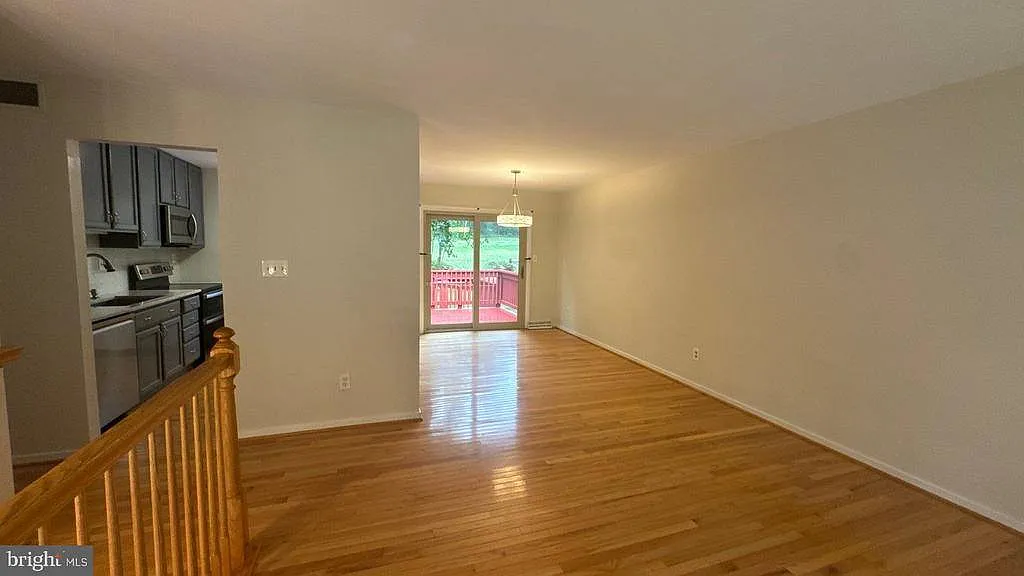 3 bed, 2228 sqft, $3,200 — Photo 4
