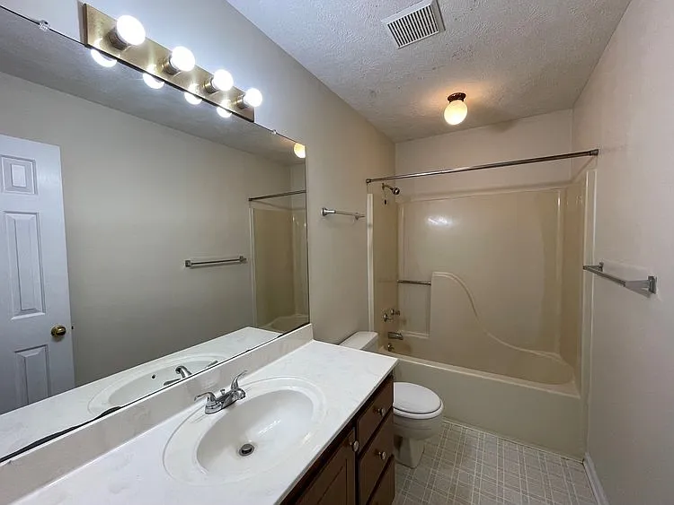 608 University Dr — Photo 8