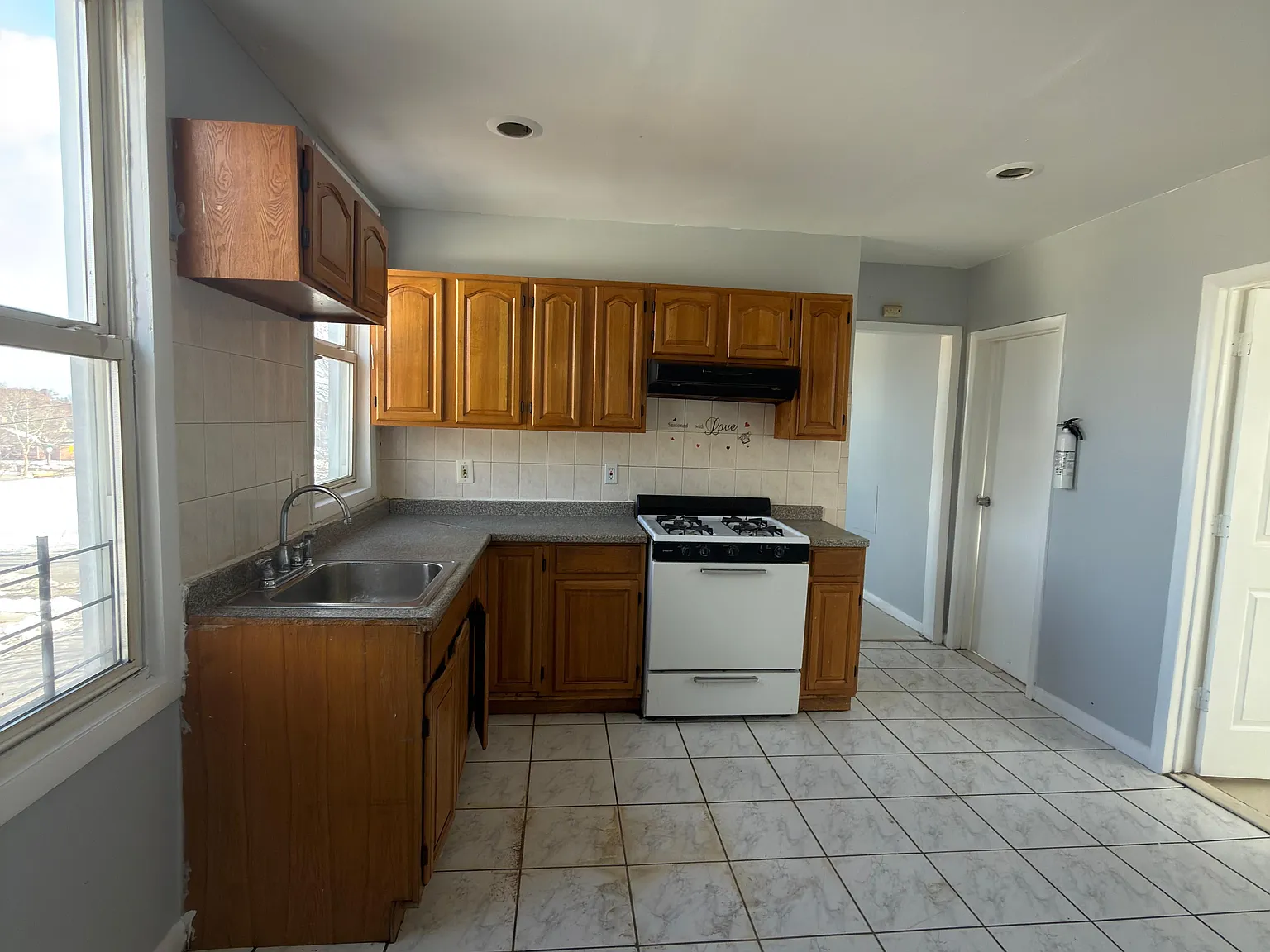 3 bed, $2,000 — Photo 2