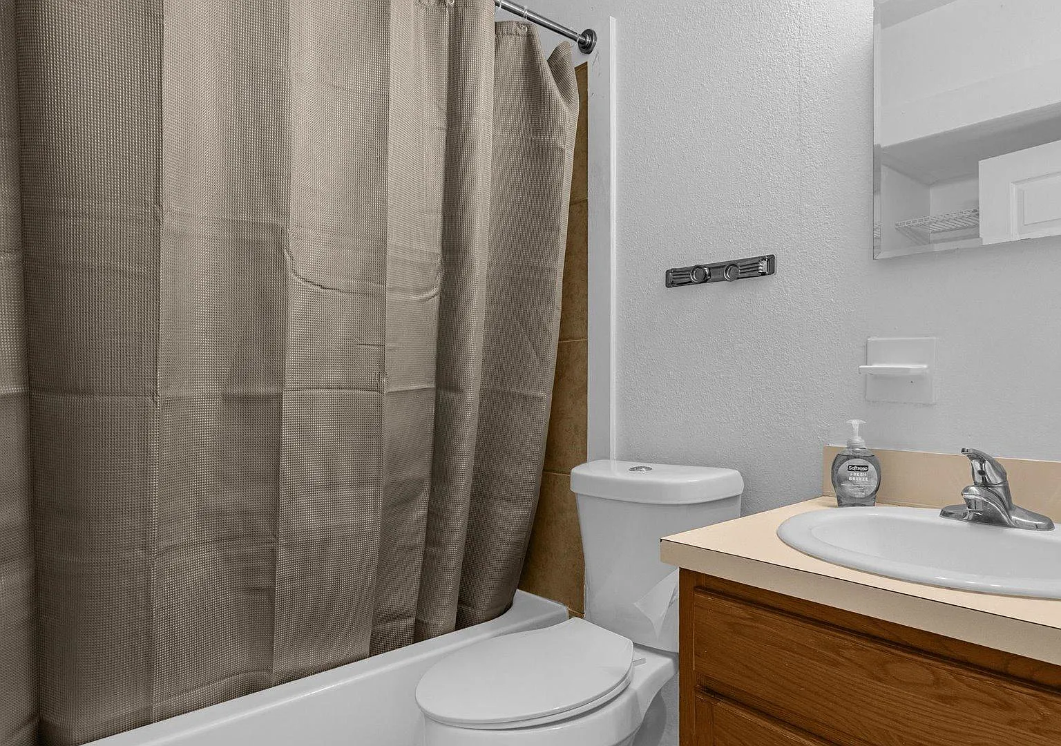 4 bed, 2.5 bath, 1874 sqft, $931 — Photo 3