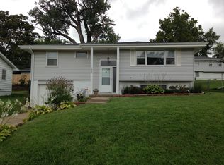 7226 Sun Valley Dr, Omaha, NE 68157