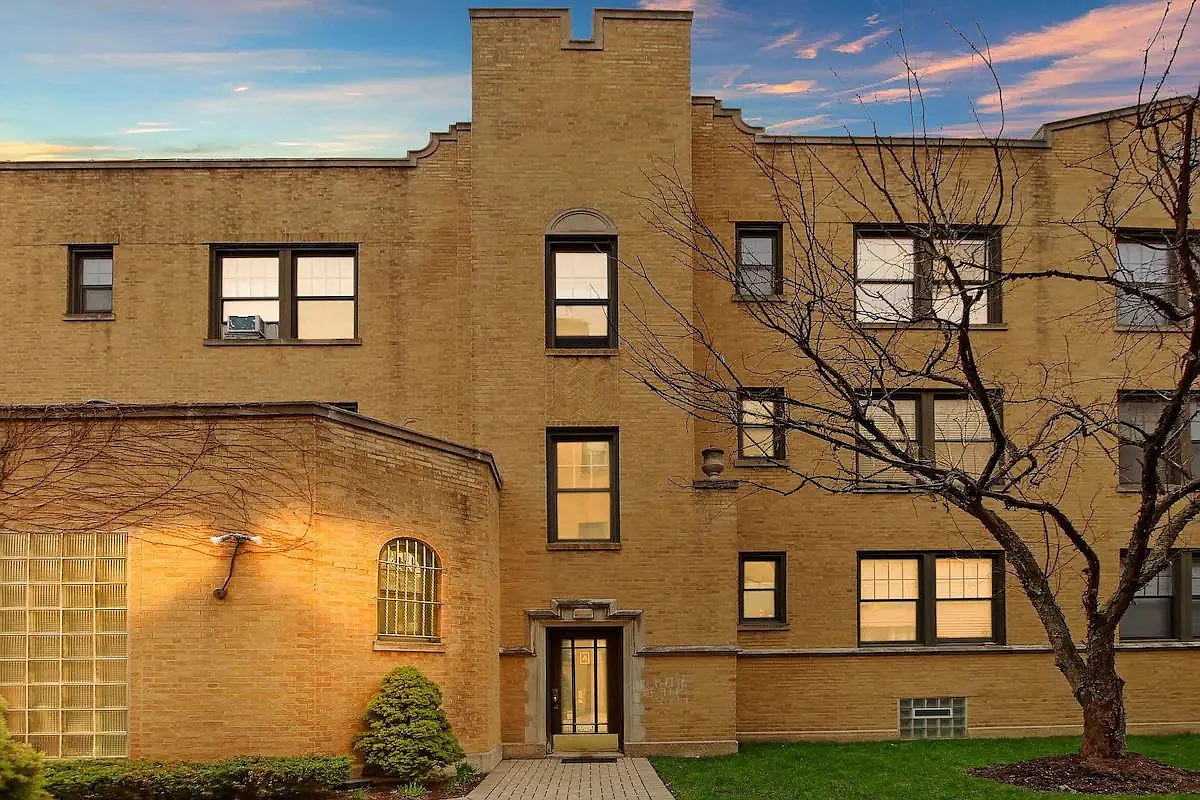 1623 W Belmont — Photo 4