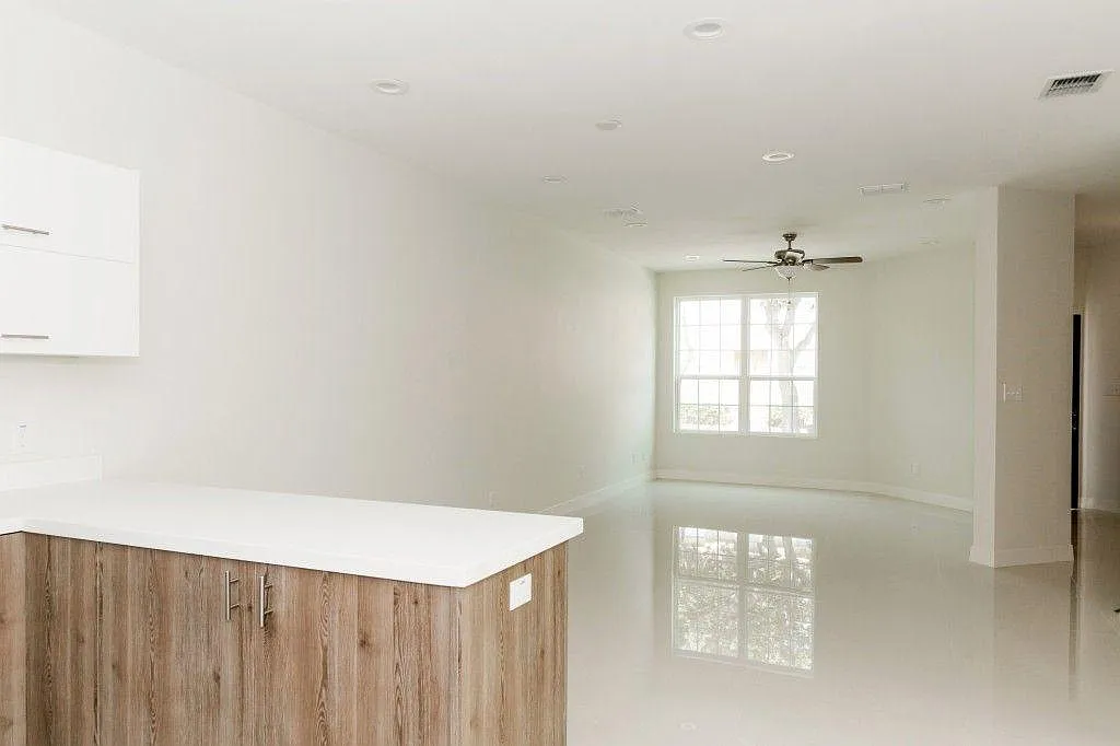 3 bed, 2.5 bath, 2100 sqft, $1,900 — Photo 3
