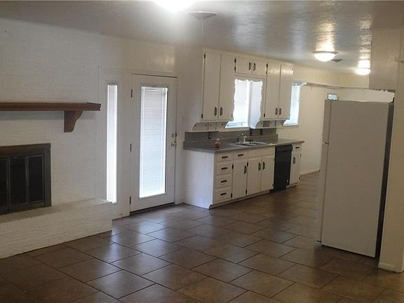 4th image of 737 Bedford Ct W