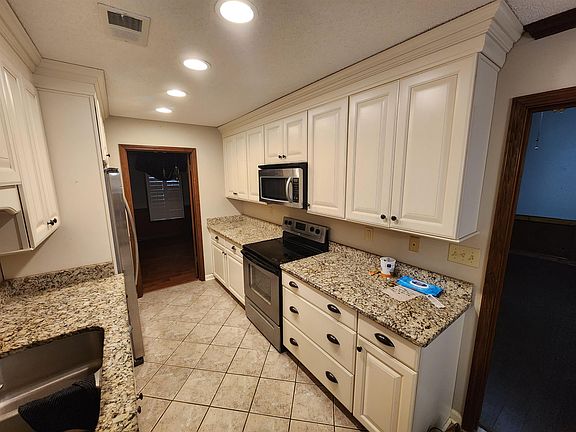 3rd image of 725 Grovewood Dr