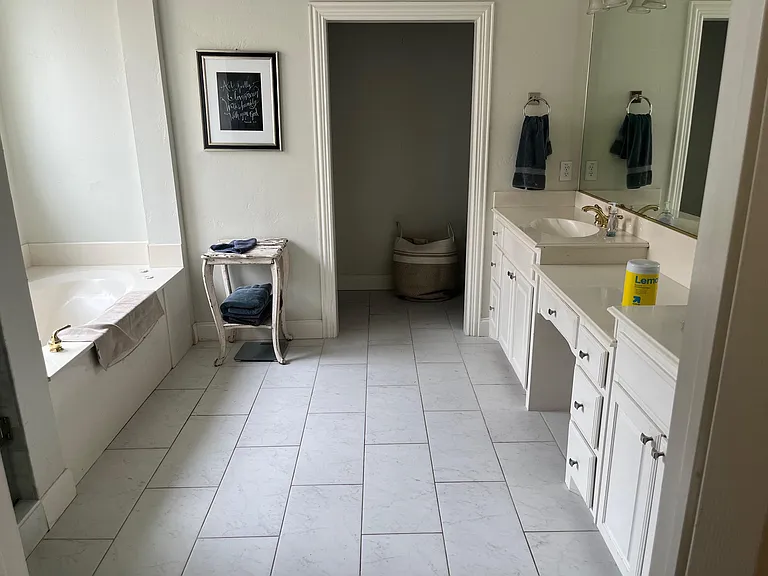 Primary bathroom w dual sinks, separate tub-shower and large walk-in closet
