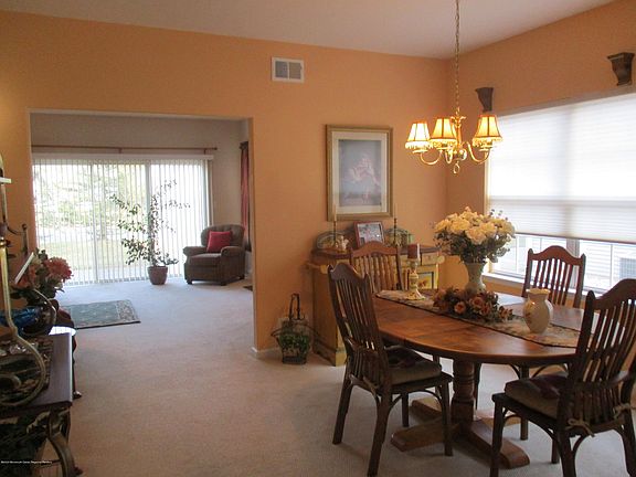 5th image of 17 Devereux Dr