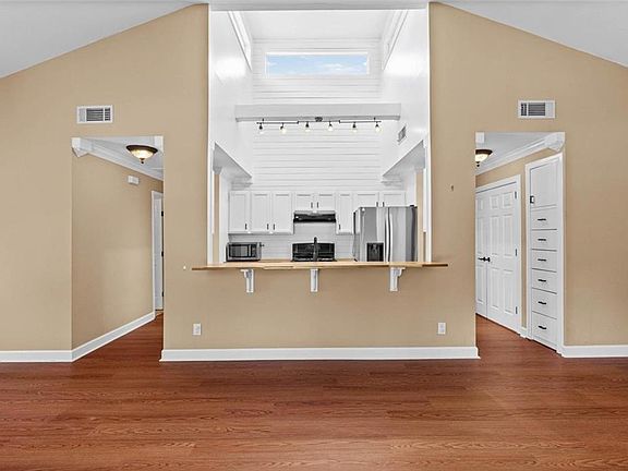3rd image of 3520 Creekway Rd