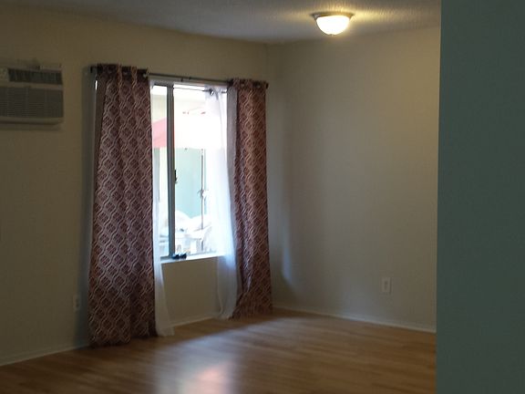 4th image of 148 N St Andrews Pl APT 1