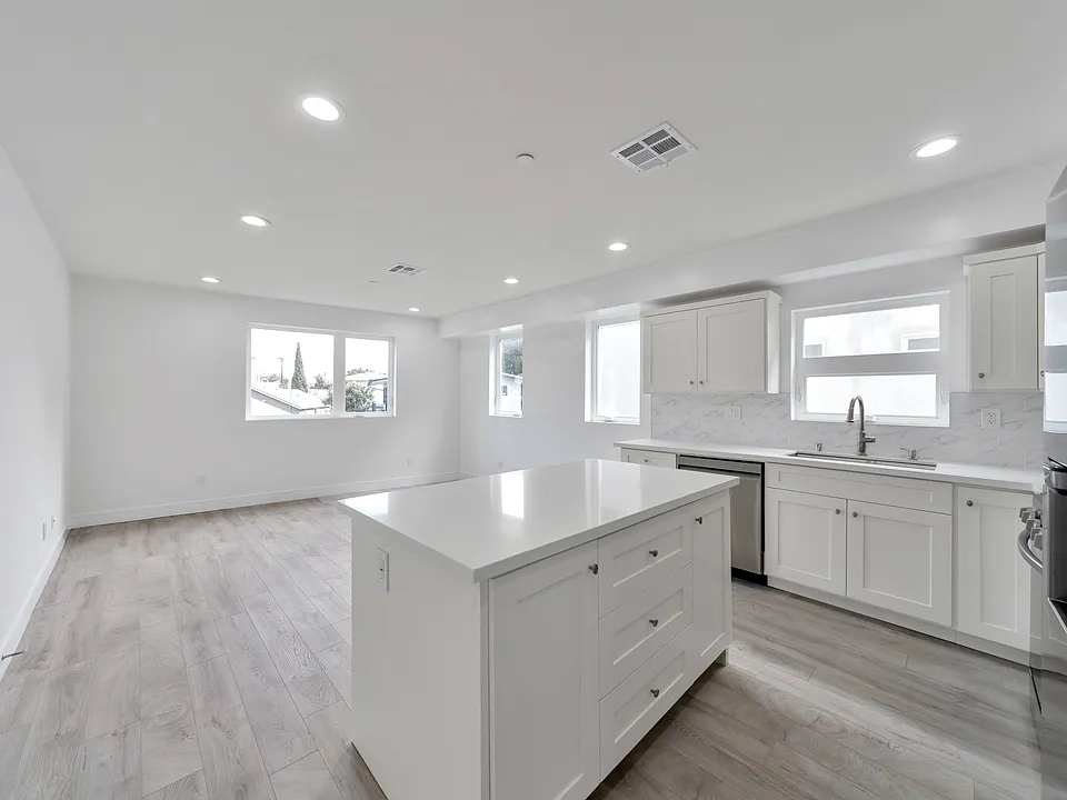 7108 Ramsgate Ave #1/2