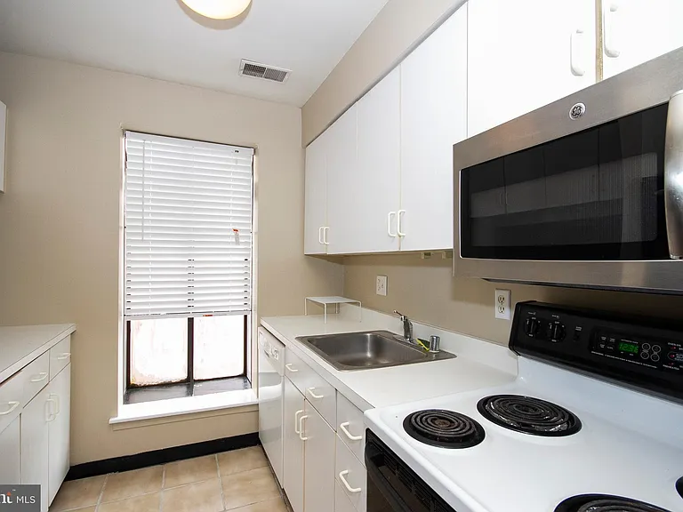 10 W Lee St #B-R72 — Photo 9