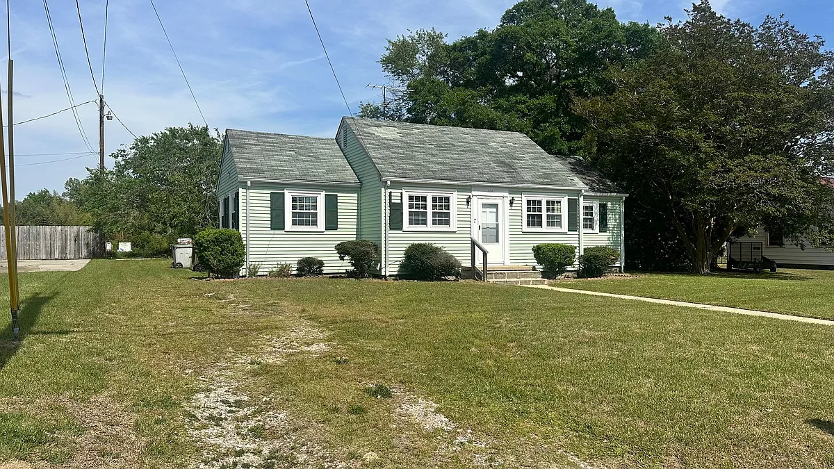 Building Photo - 704 E Country Club Dr