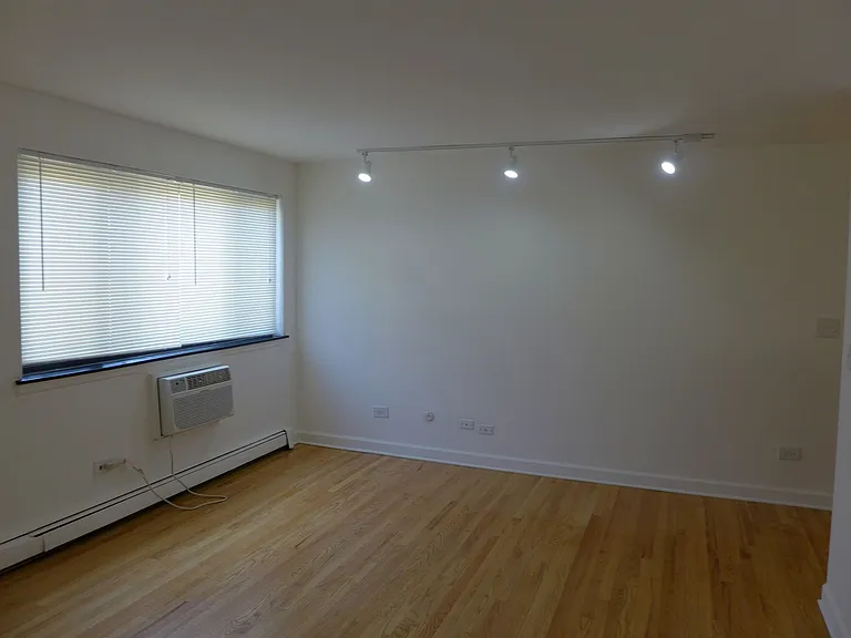 Foster Beach Apartments — Photo 4