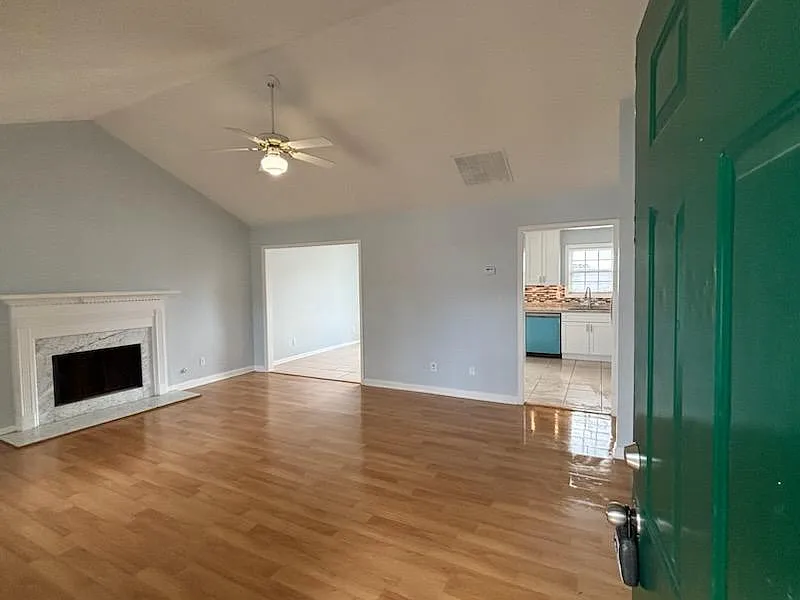 4 bed, 2092 sqft, $2,375 — Photo 2