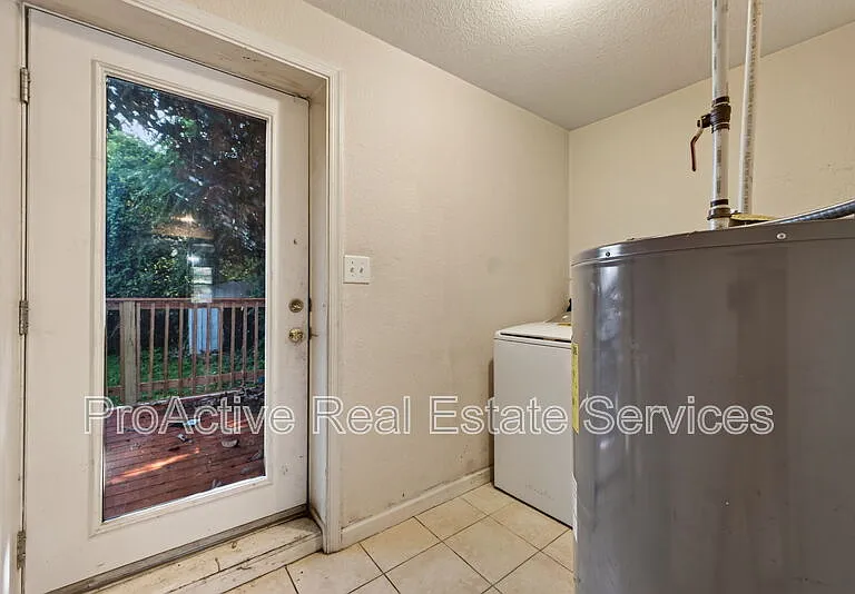 1065 Lindenwood Ave — Photo 8
