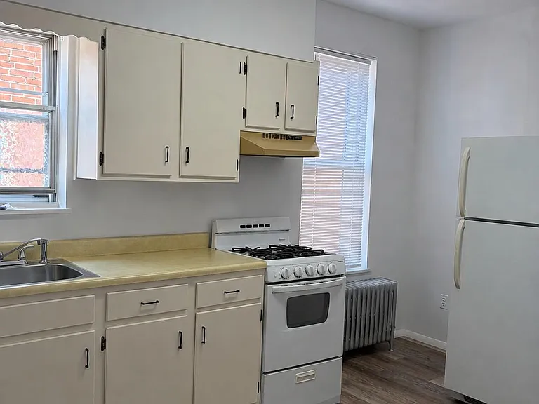 445 Roxborough Ave — Photo 8