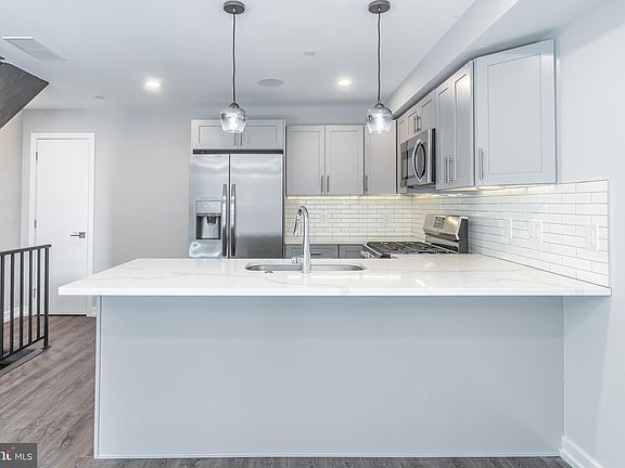 4th image of 2027 Christian St #2