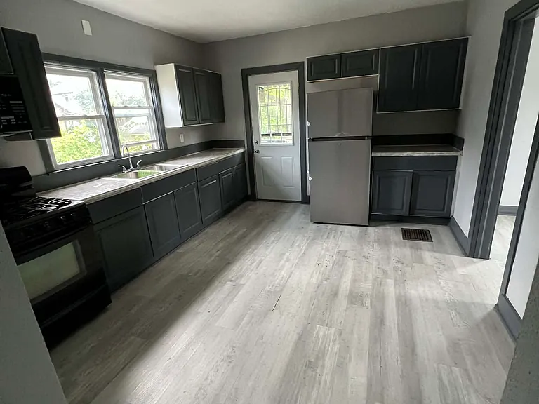 1612 Clifton Ave — Photo 12